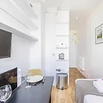 Charming Studio 1P Near Av Montaigne