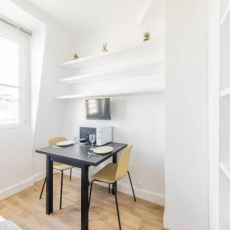 Charming 1p Near Av Montaigne * Parigi